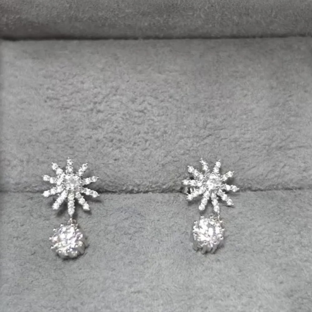 NWT MOISSANITE EARRINGS
